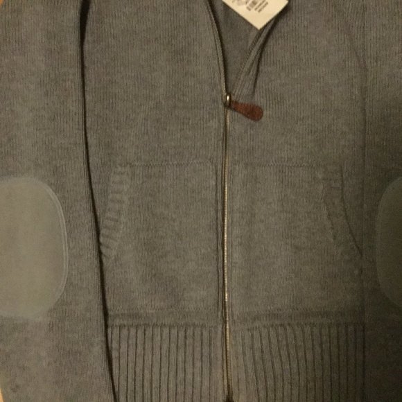 Abercrombie & Fitch - Picture 3 of 3